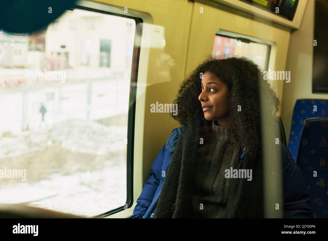 Frau im Zug schaut weg Stockfoto