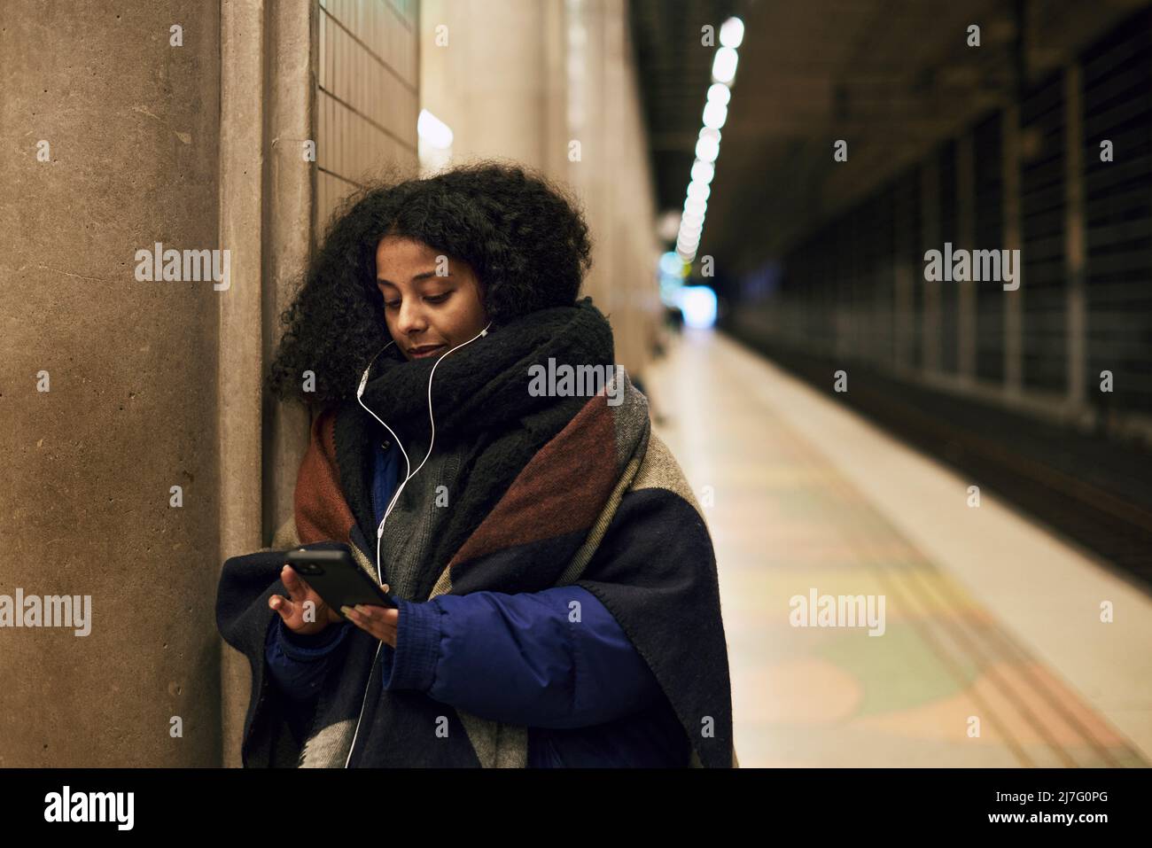 Frau telefoniert am Bahnhof Stockfoto