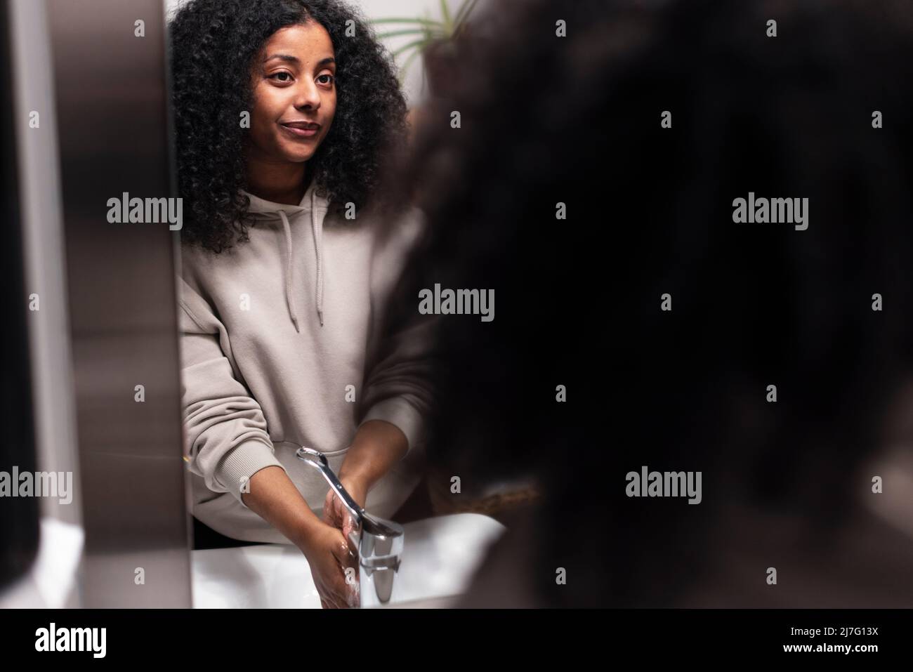 Blick auf die Frau, die sich die Hände wascht Stockfoto