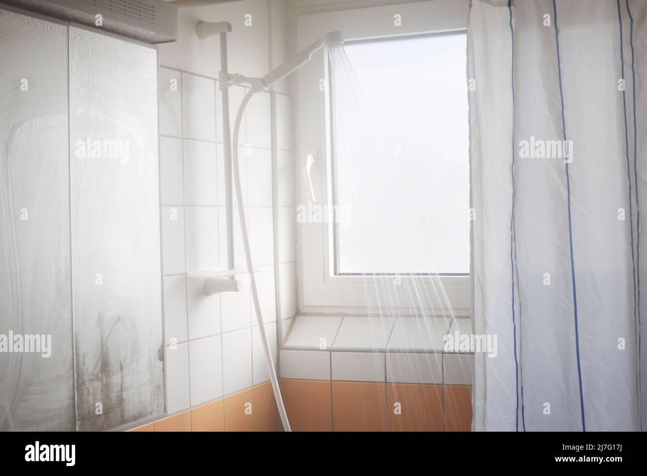 Wasser läuft aus dem Duschkopf im Badezimmer Stockfoto