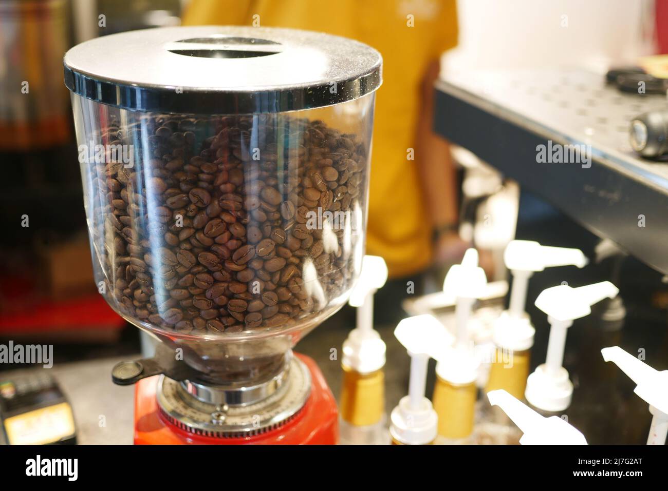 Kaffeebohnen in einem Glasbehälter in einem Café Stockfoto