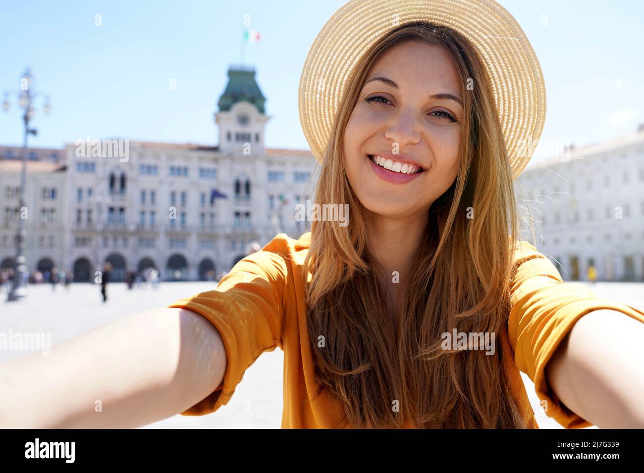 Tourismus in Europa. Selbstporträt einer lächelnden jungen Touristenfrau, die Triest, Italien besucht. Stockfoto