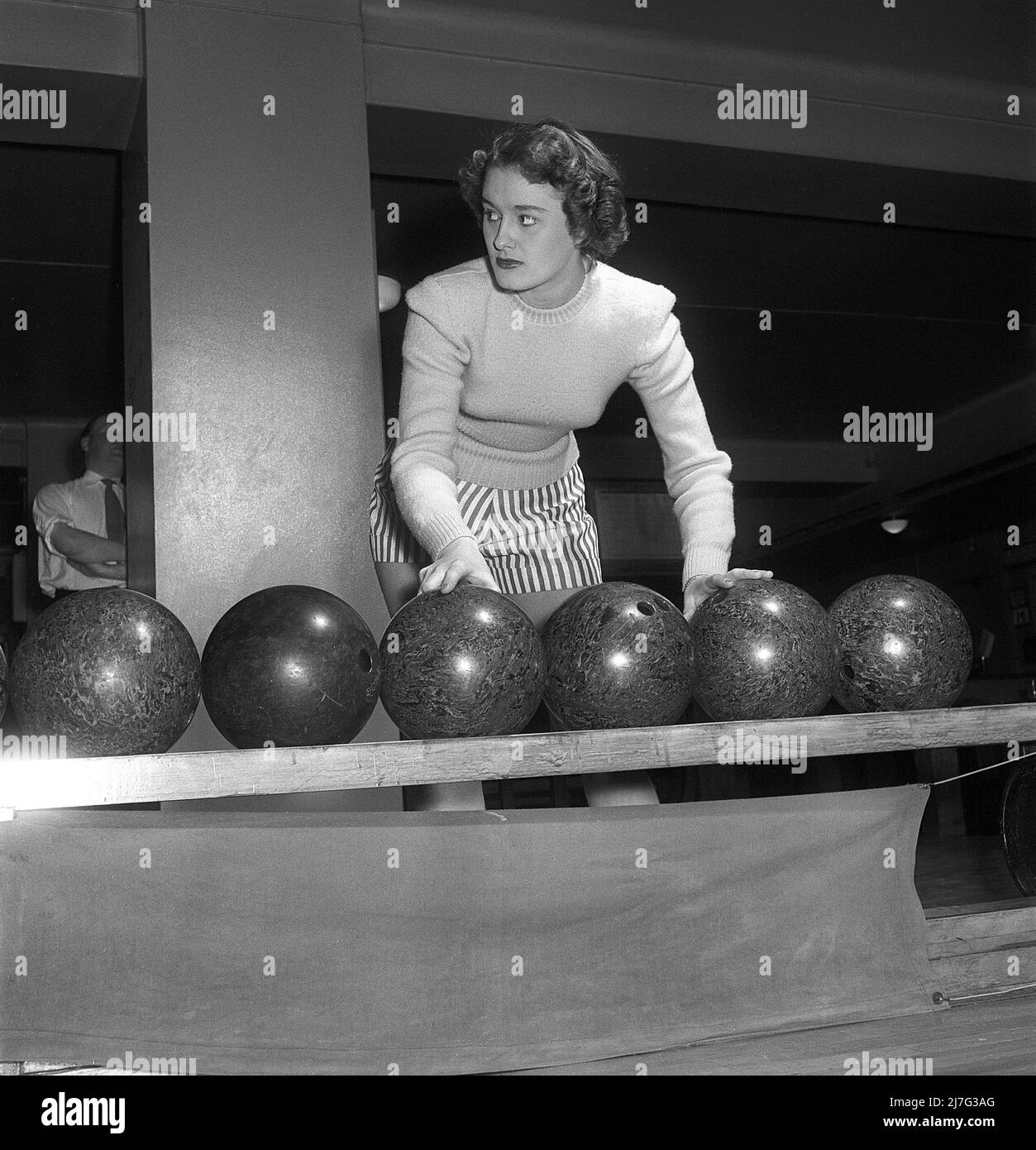 Bowling in der 1950s. Schauspielerin Brita Ulfberg beim Bowling zum ersten Mal im Bild. 1950. Schweden Kristoffersson Ref. AY37-6 Stockfoto