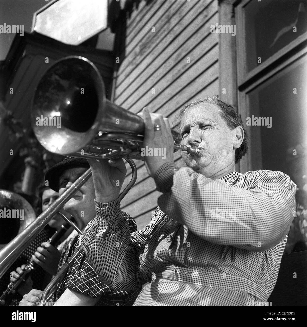 1940s musikalische Frau. Eine ältere Dame in einer Frauenband spielt ein Horninstrument. Schweden 1945 Kristoffersson Ref. P12-4 Stockfoto