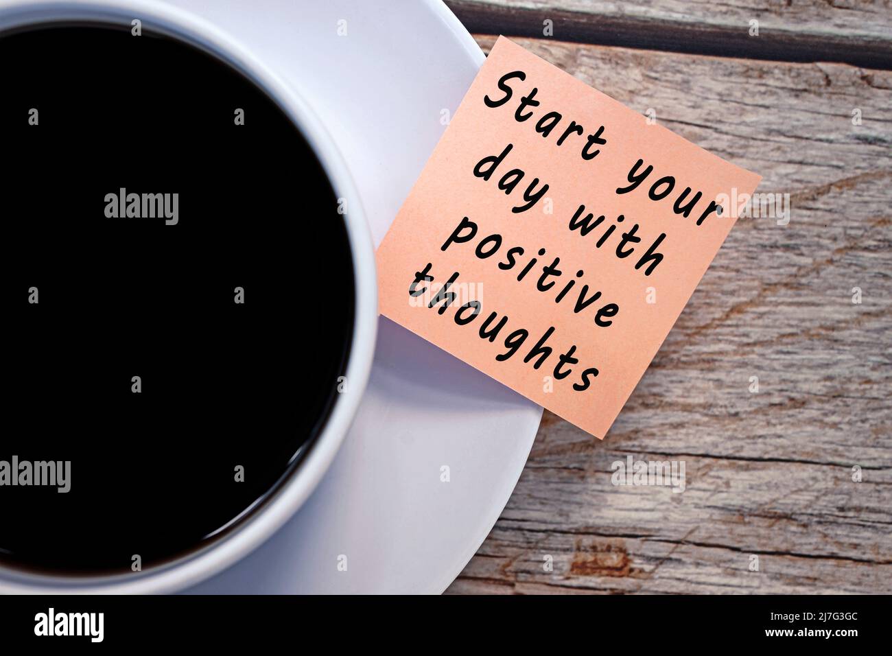 Motivierendes und inspirierendes Zitat auf Notizen mit Kaffeetasse Stockfoto
