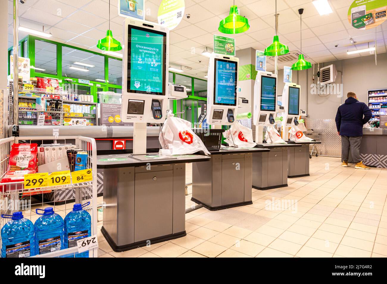 Samara, Russland - 27. Februar 2022: Selbstbedienungskassen im Pyaterochka-Lebensmittelgeschäft Stockfoto