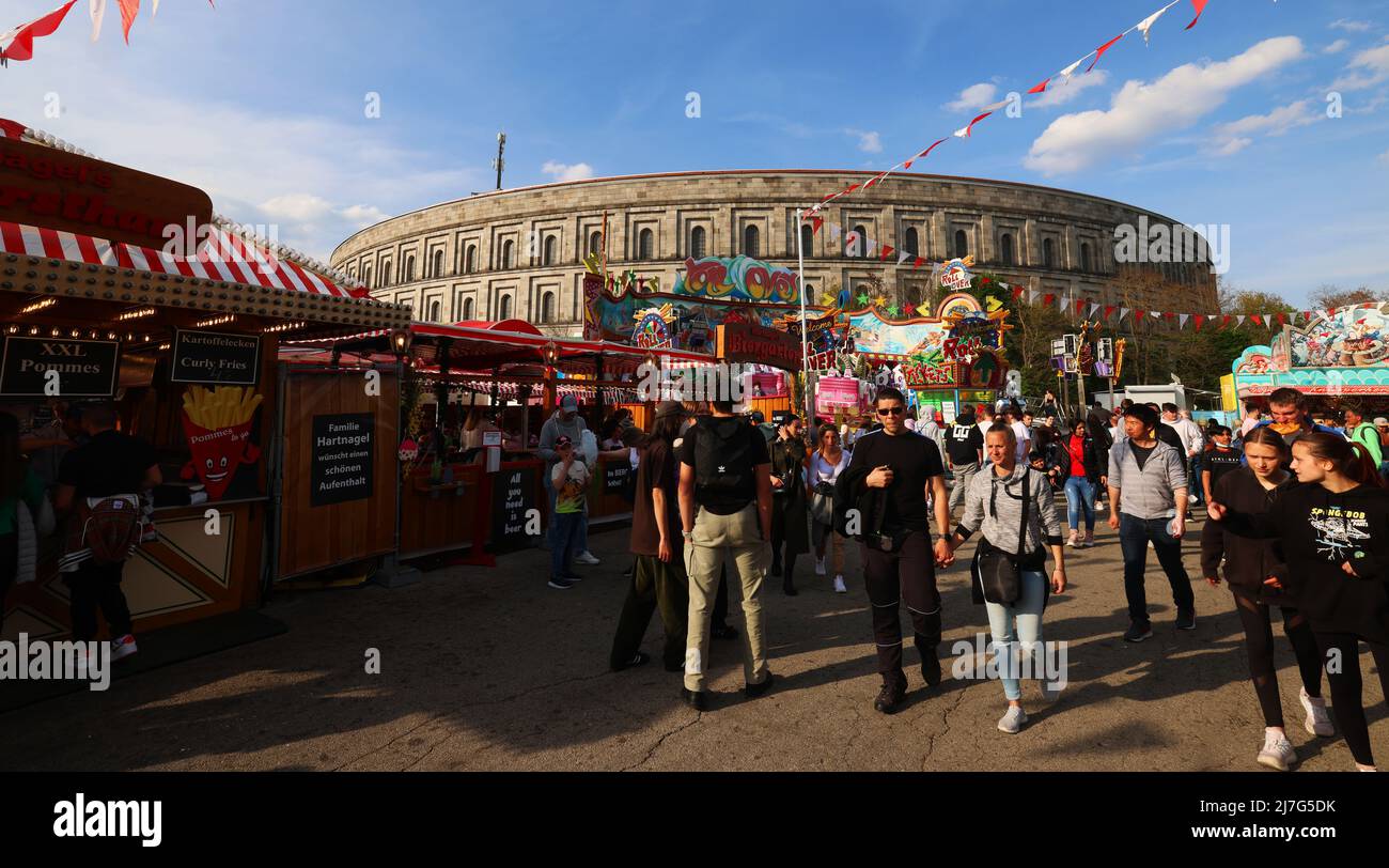 Spaß, Nürnberg Volksfest, Nürnberg, Volksfest, Party, Freude, Feier, Stimmung auf der Dult in Nürnberg bei der Kongresshalle oder Kolosseum, Stockfoto