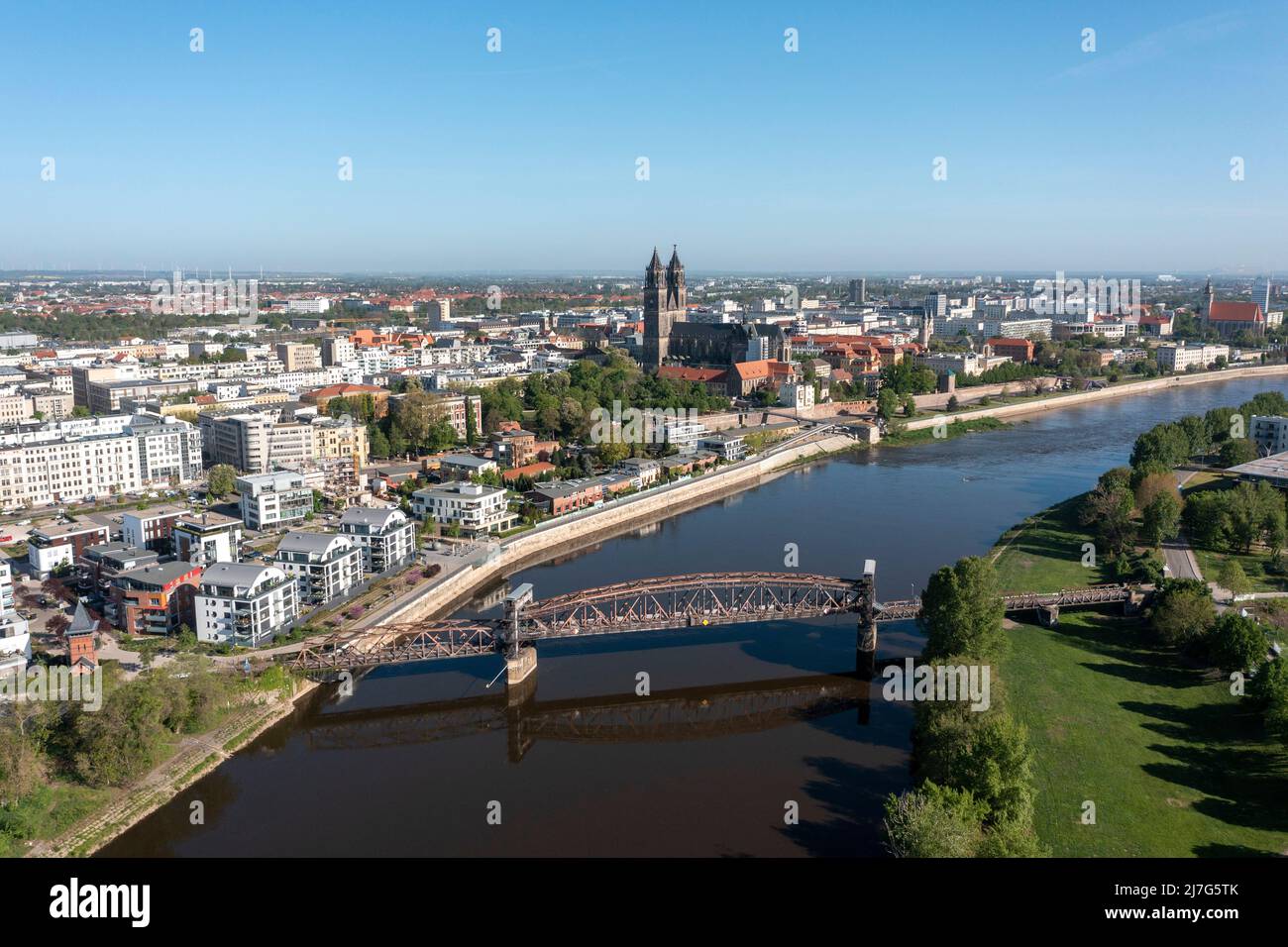 Historische Liftbrücke, dahinter der Magdeburger Dom und die Elbpromenade, Magdeburg, Sachsen-Anhalt, Deutschland Stockfoto