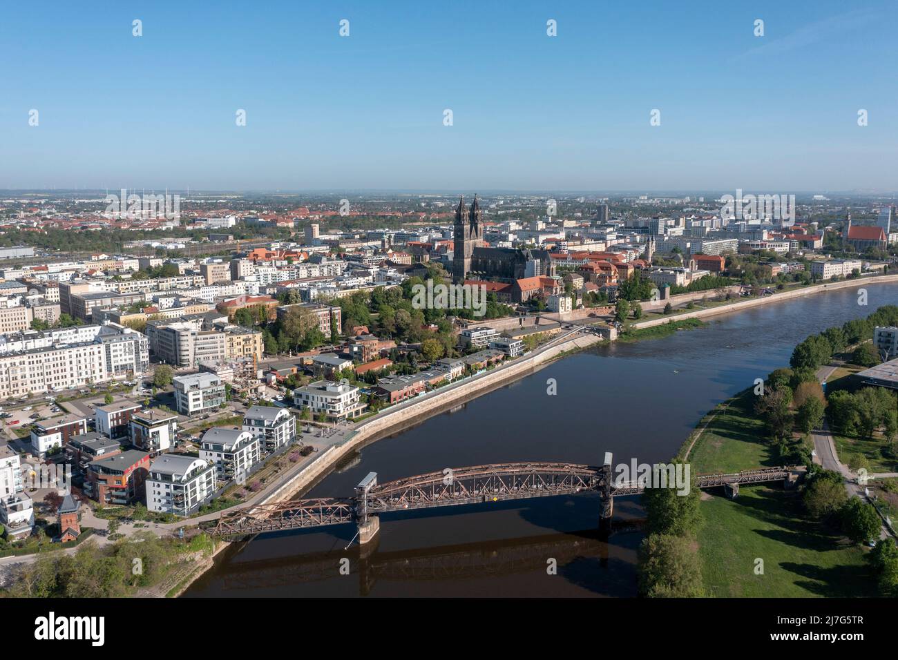 Historische Liftbrücke, dahinter der Magdeburger Dom und die Elbpromenade, Magdeburg, Sachsen-Anhalt, Deutschland Stockfoto