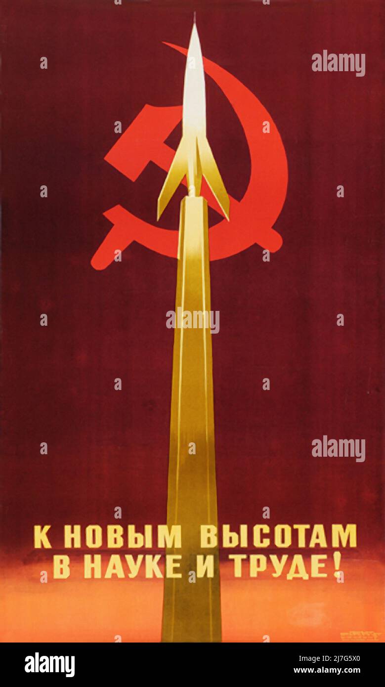 Vintage 1950s Sowjetisches Propagandaplakat - zu neuen Höhen in Wissenschaft und Arbeit. Eine stilisierte gelbe Rakete über dem sowjetischen Hammer und der Sichel in Rot Stockfoto