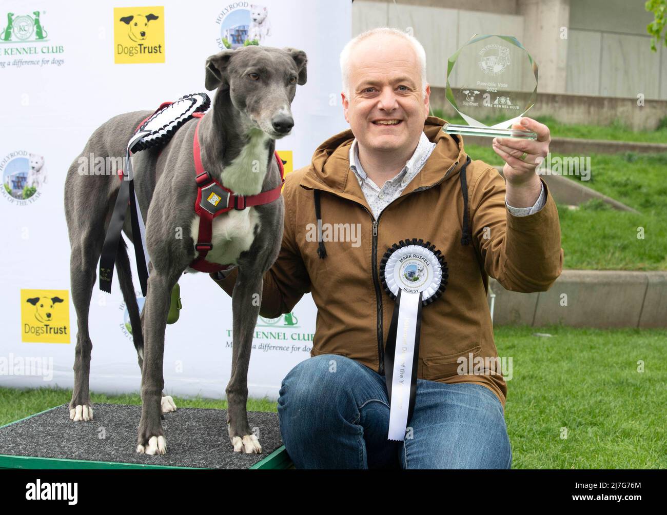 NUR REDAKTIONELLE VERWENDUNG Christine Grahame MSP und Mabel werden als Gewinner des diesjährigen REDAKTIONELLEN EINSATZES BEKANNT GEGEBEN NUR Mark Russell MSP mit Bluesy werden als Gewinner des "pawblic"-Votums beim diesjährigen Holyrood Dog of the Year Wettbewerb bekannt gegeben, der gemeinsam von Dogs Trust und dem Kennel Club organisiert wird. Bilddatum: Montag, 9. Mai 2022. Stockfoto