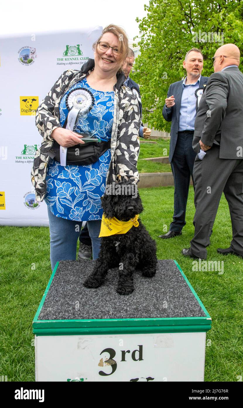 NUR FÜR REDAKTIONELLE VERWENDUNG Clare Adamson MSP und Dog Trust Dog Ollie werden beim diesjährigen Holyrood Dog of the Year Wettbewerb, der gemeinsam von Dogs Trust und dem Kennel Club organisiert wird, als dritter Platz bekannt gegeben. Bilddatum: Montag, 9. Mai 2022. Stockfoto