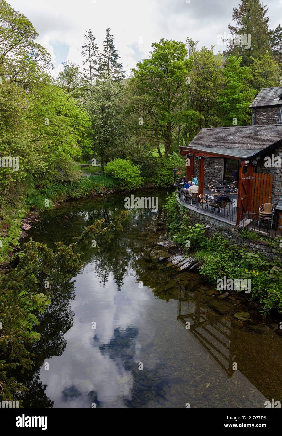 Die ruhige Lage der GrasmereTea Gardens am Fluss in Grasmere, Lake District, England, Großbritannien Stockfoto