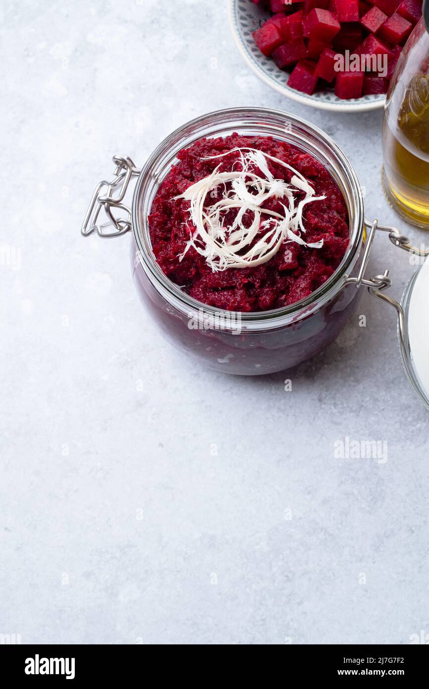 Hausgemachte Rübenpesto-Sauce mit Meerrettich im Glasglas. Gesunde vegetarische Detox-Diät Nahrung Stockfoto