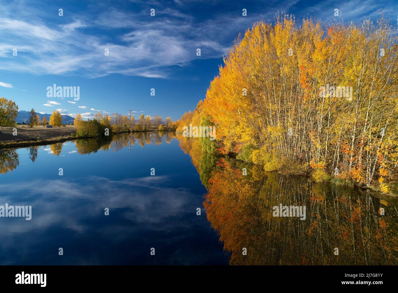 Herbstreflexionen in Kellands Pond, in der Nähe von Twizel, Mackenzie District, North Otago, South Island, Neuseeland - Drohnenantenne Stockfoto