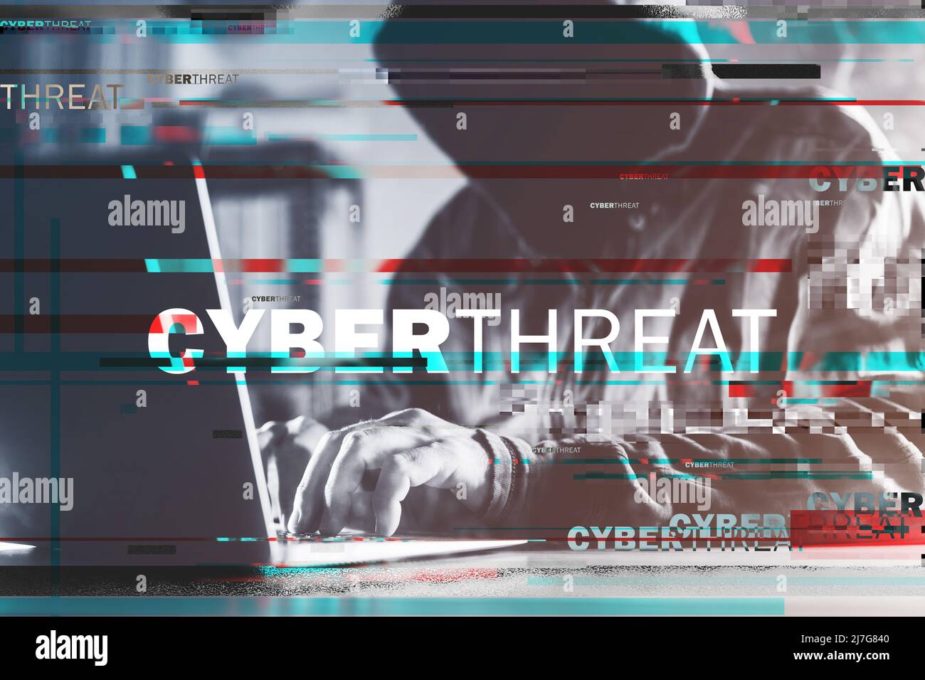 Cyberbedrohung, Computerhacker und Laptop mit Glitch-Effekt, digital verändertes Bild mit selektivem Fokus Stockfoto