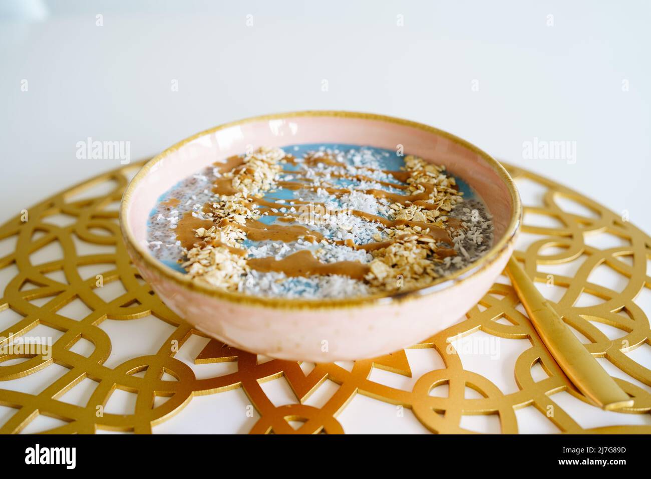 Acai Blue Schale mit Kokosnuss, Mandelmousse und Müsli Stockfoto