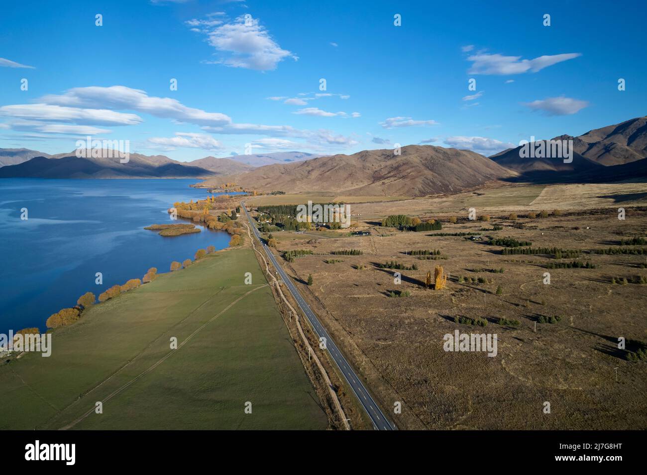 Lake Benmore und State Highway 83, Waitaki Valley, North Otago, South Island, Neuseeland Stockfoto