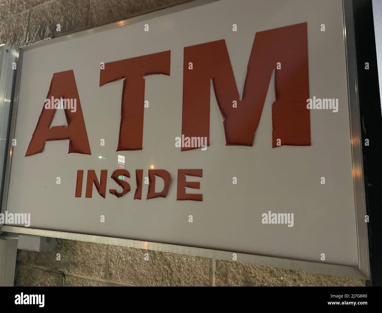 Augusta, GA USA - 04 27 22: Seitenansicht ATM innen rot-weißes Schild Stockfoto