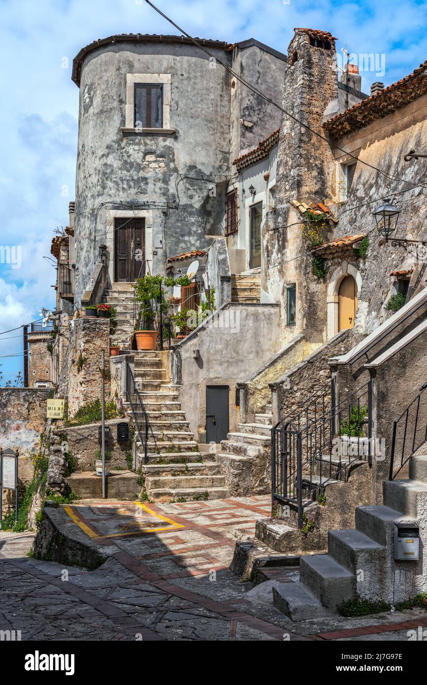 Charakteristisches Turmhaus der alten Mauern von Vico del Gargano. Vico del Gargano, Provinz Foggia, Apulien, Italien, Europa Stockfoto