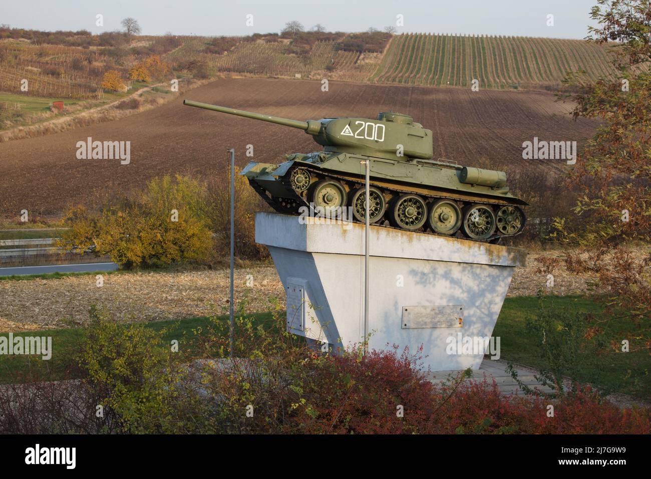 Sowjetischer Panzer T-34, der auf dem Sockel neben dem Dorf Starovičky in Südmähren, Tschechien, installiert wurde. Das Denkmal wurde 1975 an der Stelle errichtet, an der am 16. April 1945 eine wichtige Panzerschlacht zwischen den Panzertruppen der Ukrainischen Front der Roten Armee von 2. und der Wehrmacht stattfand. Während dieser Schlacht brach der sowjetische mittlere Panzer T-34-85 mit der Nummer 200 unter dem Kommando von Unterleutnant Iwan Mirenkow hinter den feindlichen Linien durch und zerstörte drei deutsche Panzer. Stockfoto