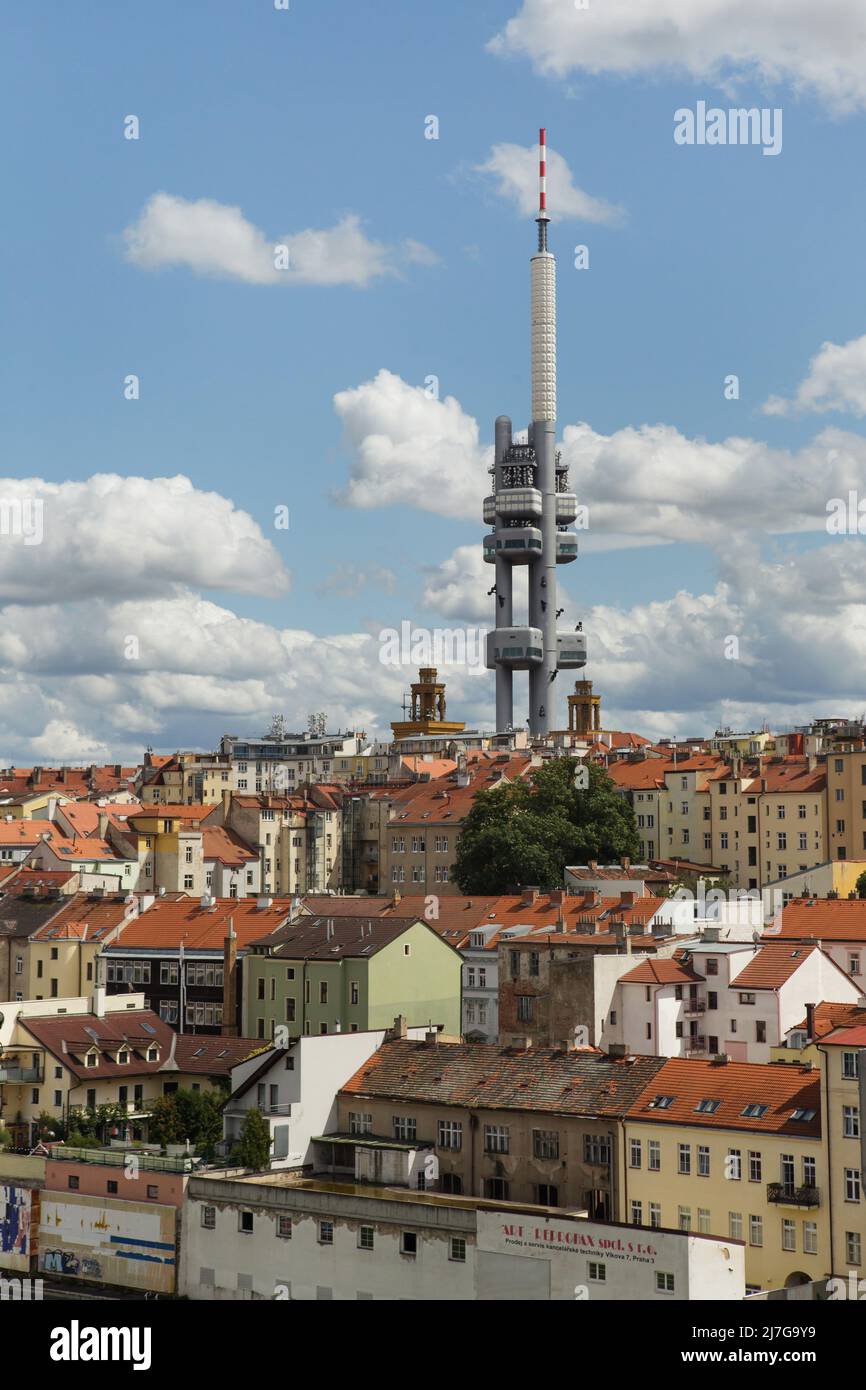 Der Fernsehturm Žižkov (Žižkovský vysílač), der über den Dächern im Stadtteil Žižkov in Prag, Tschechische Republik, aufgestellt wurde. Zwischen 1985 und 1992 wurde der Fernsehturm von Žižkov, entworfen vom Architekten des tschechischen Modernismus Václav Aulický, errichtet. 2000 wurden zehn Skulpturen namens 'Miminka' ('Babies'), die vom tschechischen bildenden Künstler David Černý entworfen wurden, vorübergehend an den Turm angebaut. Stockfoto