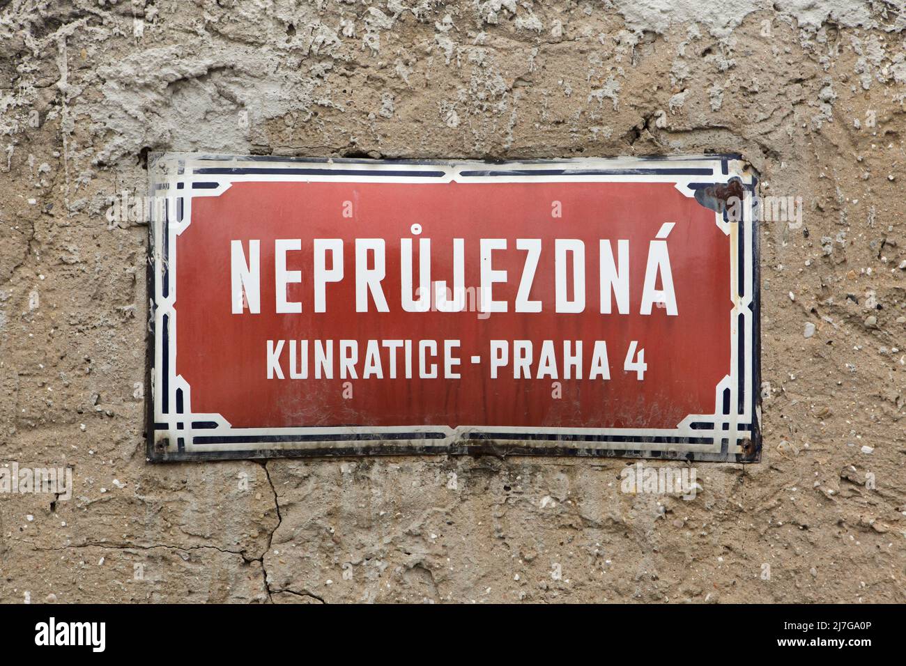Straße Neprůjezdná. Traditionelles rotes Straßenschild im Kunratice Bezirk in Prag, Tschechische Republik. Der Straßenname wird literarisch als die unpassierbare Straße übersetzt. Stockfoto