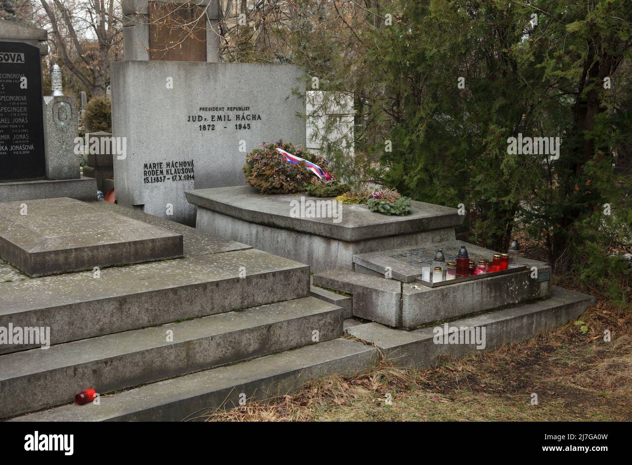 Grab des tschechischen Staatsmannes Emil Hácha (1872-1945) auf dem Vinohrady-Friedhof (Vinohradský hřbitov) in Prag, Tschechische Republik. Emil Hácha war zwischen 1938 und 1945 während der Nazi-Besatzung Präsident der Tschechoslowakei und dann Staatspräsident des Protektorats Böhmen und Mähren. Er starb am 27. Juni 1945 im Gefängnis. Stockfoto