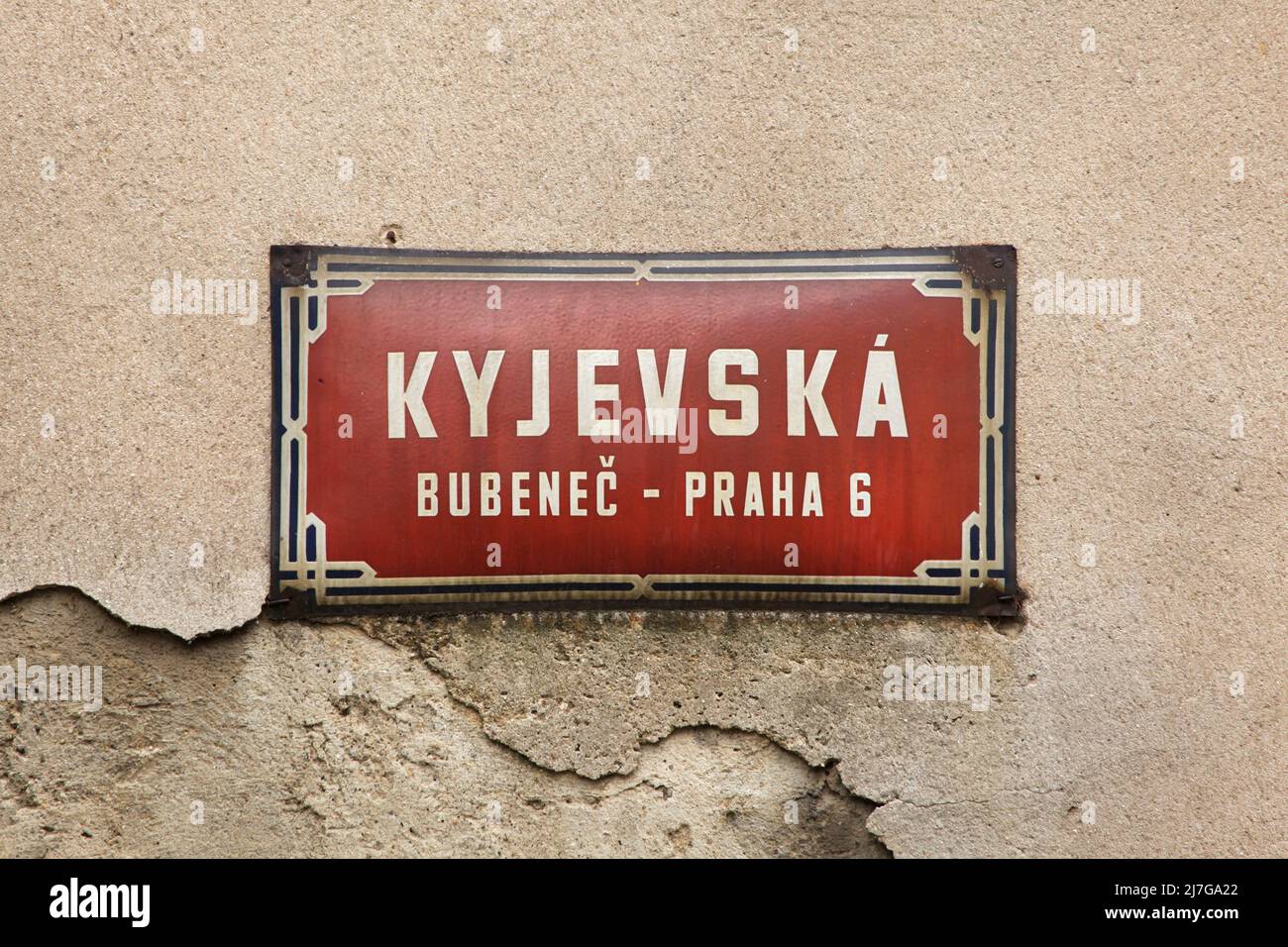Kyjevská Straße. Traditionelles rotes Straßenschild im Stadtteil Bubeneč in Prag, Tschechische Republik. Die Straße ist nach der Stadt Kiew (Kyjew) in der Ukraine benannt. Stockfoto