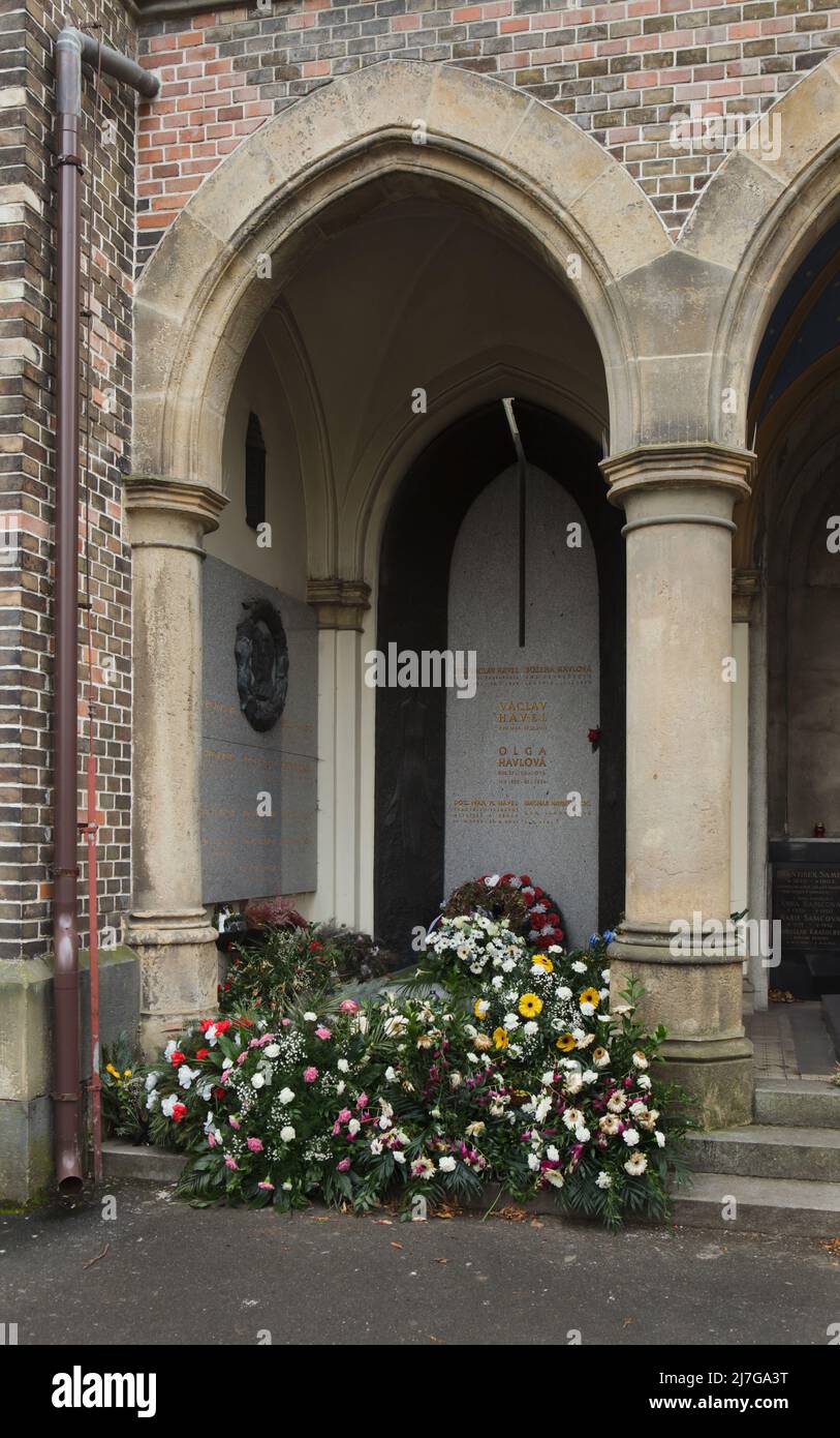 Grab des tschechischen Staatsmannes und Dramatikers Václav Havel auf dem Friedhof Vinohrady (Vinohradský hřbitov) in Prag, Tschechische Republik. Václav Havel war von 1989 bis zur Auflösung der Tschechoslowakei 1992 der letzte Präsident der Tschechoslowakei und von 1993 bis 2003 der erste Präsident der Tschechischen Republik. Hier sind auch seine Frau Olga Havlová und andere Verwandte begraben. Der Grabstein wurde vom tschechischen Bildhauer Olbram Zoubek entworfen. Stockfoto