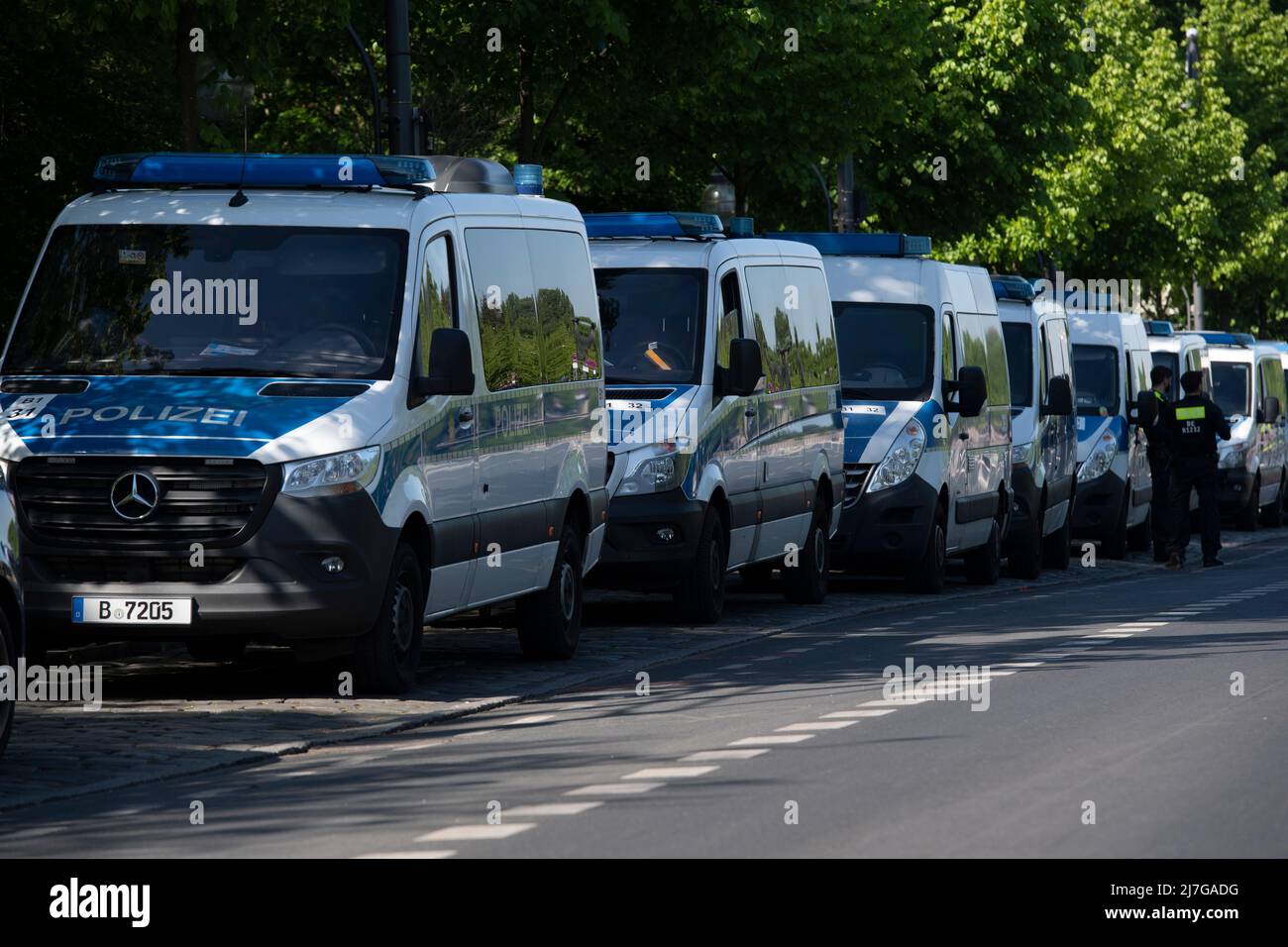 Berlin, Deutschland. 09.. Mai 2022. Unweit der Gedenkstätte in der Straße des 17 stehen Polizeifahrzeuge. Quelle: Paul Zinken/dpa/Alamy Live News Stockfoto