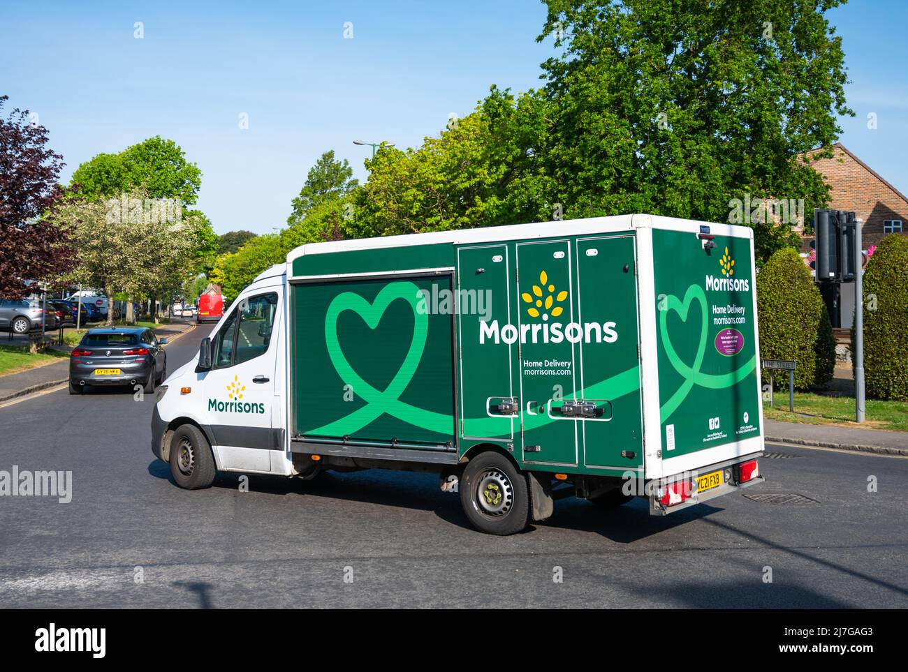 Lieferwagen für Lebensmittel oder Lebensmittel für das Morrisons-Lebensmittelgeschäft auf dem Weg zur Auslieferung von Lebensmitteln an Online-Kunden in West Sussex, England, Großbritannien. Stockfoto