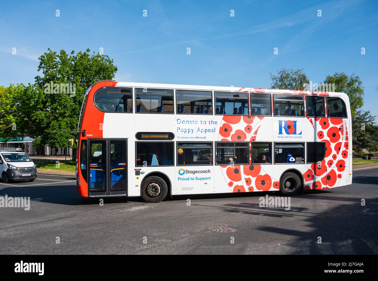 700 Coastliner Stagecoach Bus in rot-weißer Lackierung mit Mohnblumen, um Unterstützung für die „stolze Spende“-Mohnanziehungskraft zu zeigen, Royal British Legion, UK. Stockfoto
