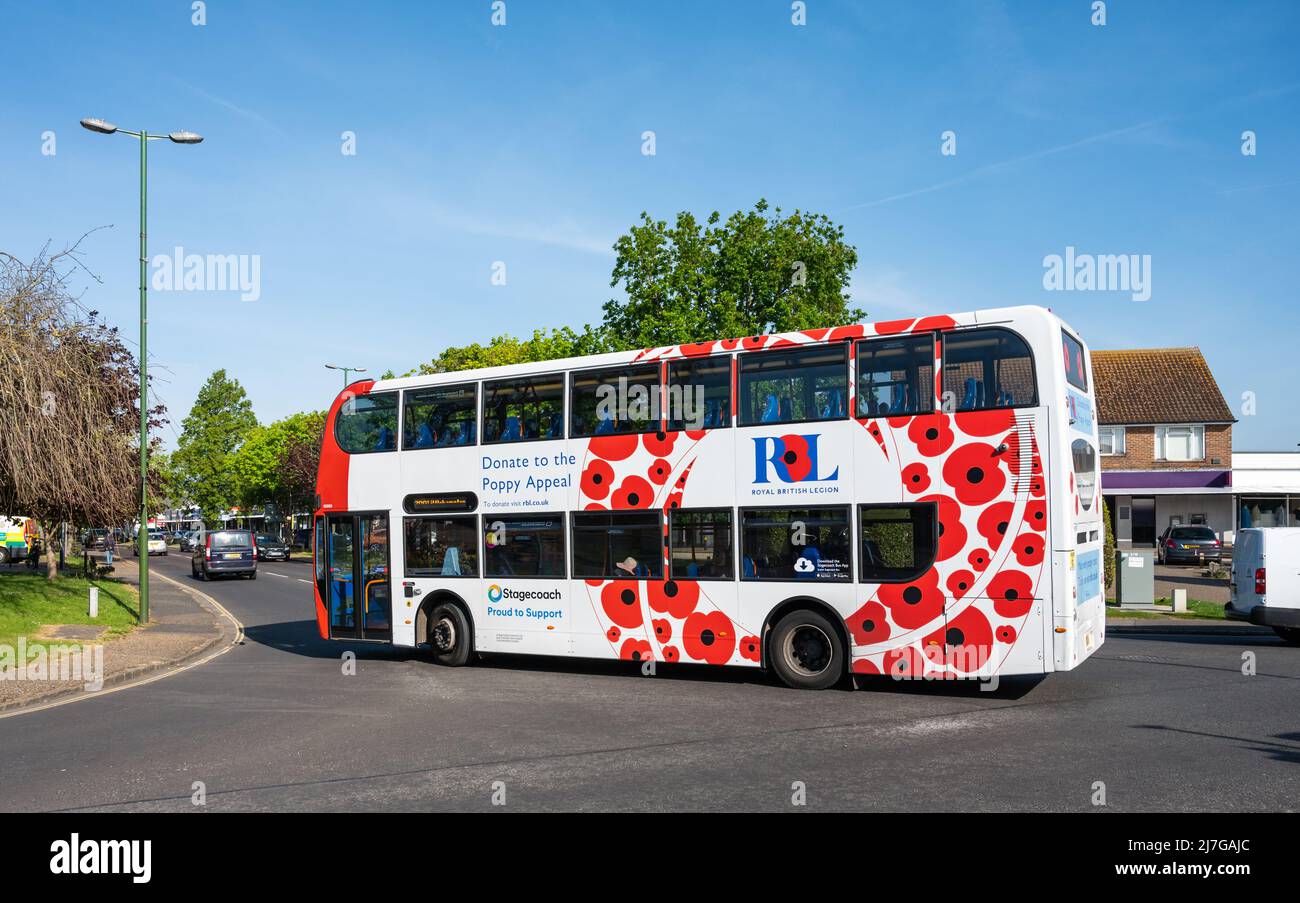 700 Coastliner Stagecoach Bus in rot-weißer Lackierung mit Mohnblumen, um Unterstützung für die „stolze Spende“-Mohnanziehungskraft zu zeigen, Royal British Legion, UK. Stockfoto