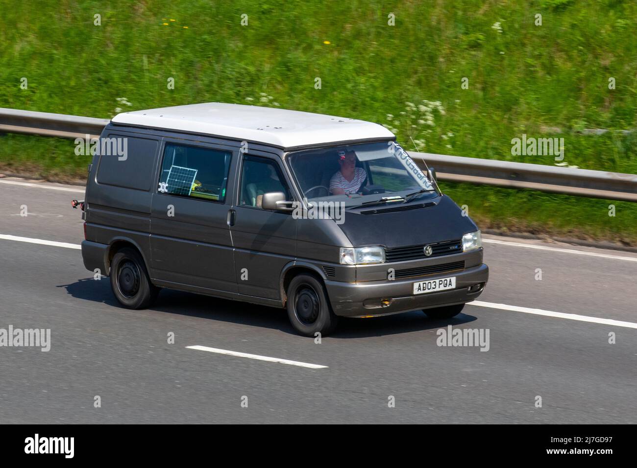 2003 VW Volkswagen Transporter Fenstertransporter braun, 2461 ccm Diesel TDI 102 SWB, mit Solarladerplatte Stockfoto