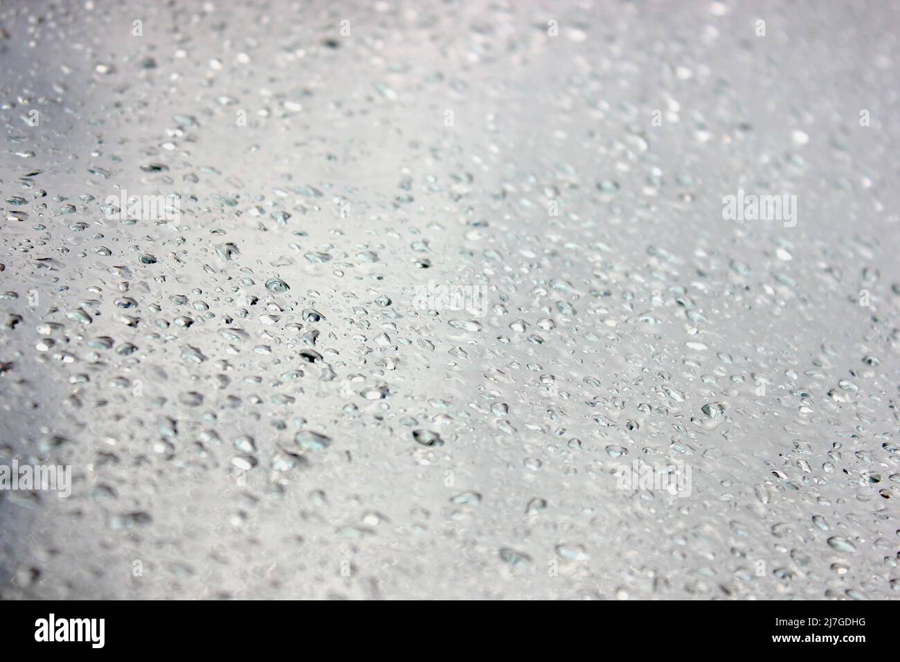 Wassertropfen auf Glas. Nasse Oberflächenstruktur. Stockfoto
