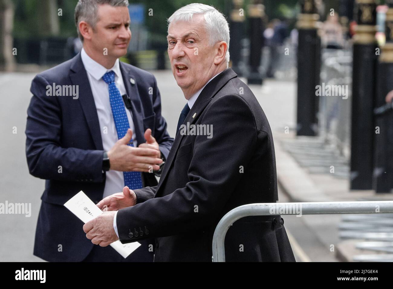 London, Großbritannien. 9.. Mai 2022. Der Sprecher des Unterhauses, Sir Lindsay Hoyle. Der Gedenkgottesdienst für den Abgeordneten James Brokenshire, der letztes Jahr im Alter von 53 Jahren starb, findet heute in der St. Margaret's Church auf dem Gelände der Westminster Abbey statt. An dem Gottesdienst nehmen Premierminister Boris Johnson, die ehemaligen Premierminister David Cameron und Theresa May, Kabinettsminister, Abgeordnete und andere Gäste Teil. Kredit: Imageplotter/Alamy Live Nachrichten Stockfoto