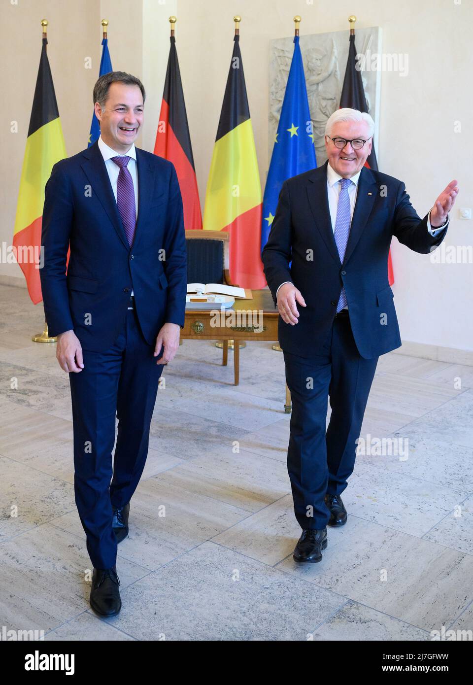 Berlin, Deutschland. 09.. Mai 2022. Bundespräsident Frank-Walter Steinmeier (r) und der belgische Premierminister Alexander De Croo treffen sich zu Gesprächen im Schloss Bellevue. Quelle: Bernd von Jutrczenka/dpa/Alamy Live News Stockfoto