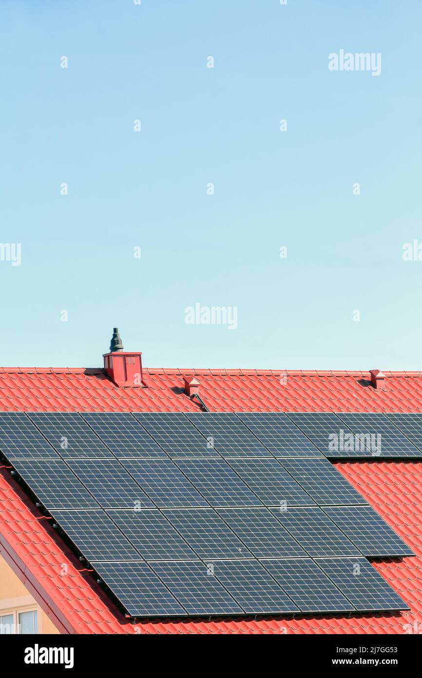 Photovoltaikpaneele, die irgendwo in Polen auf dem Dach des Gebäudes angebracht sind Stockfoto