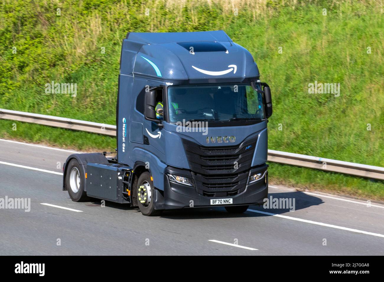 2021 grauer Iveco STRALIS AS440S46T/P LNG S-A AS440S46T/P LNG AMAZON Natural Gas powered Truck; Fahren auf der M6 Motorway, Manchester, Großbritannien Stockfoto