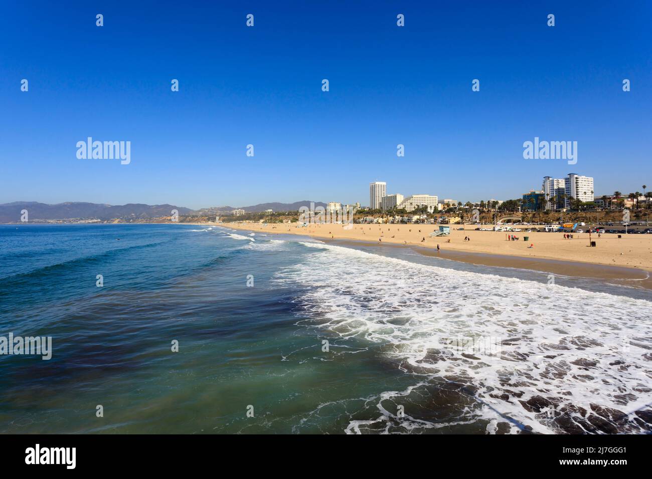 Surfen und Meer am Strand. Gebäude und Menschen in der Innenstadt. Santa Monica, California, Vereinigte Staaten von Amerika. USA. Oktober 2019 Stockfoto