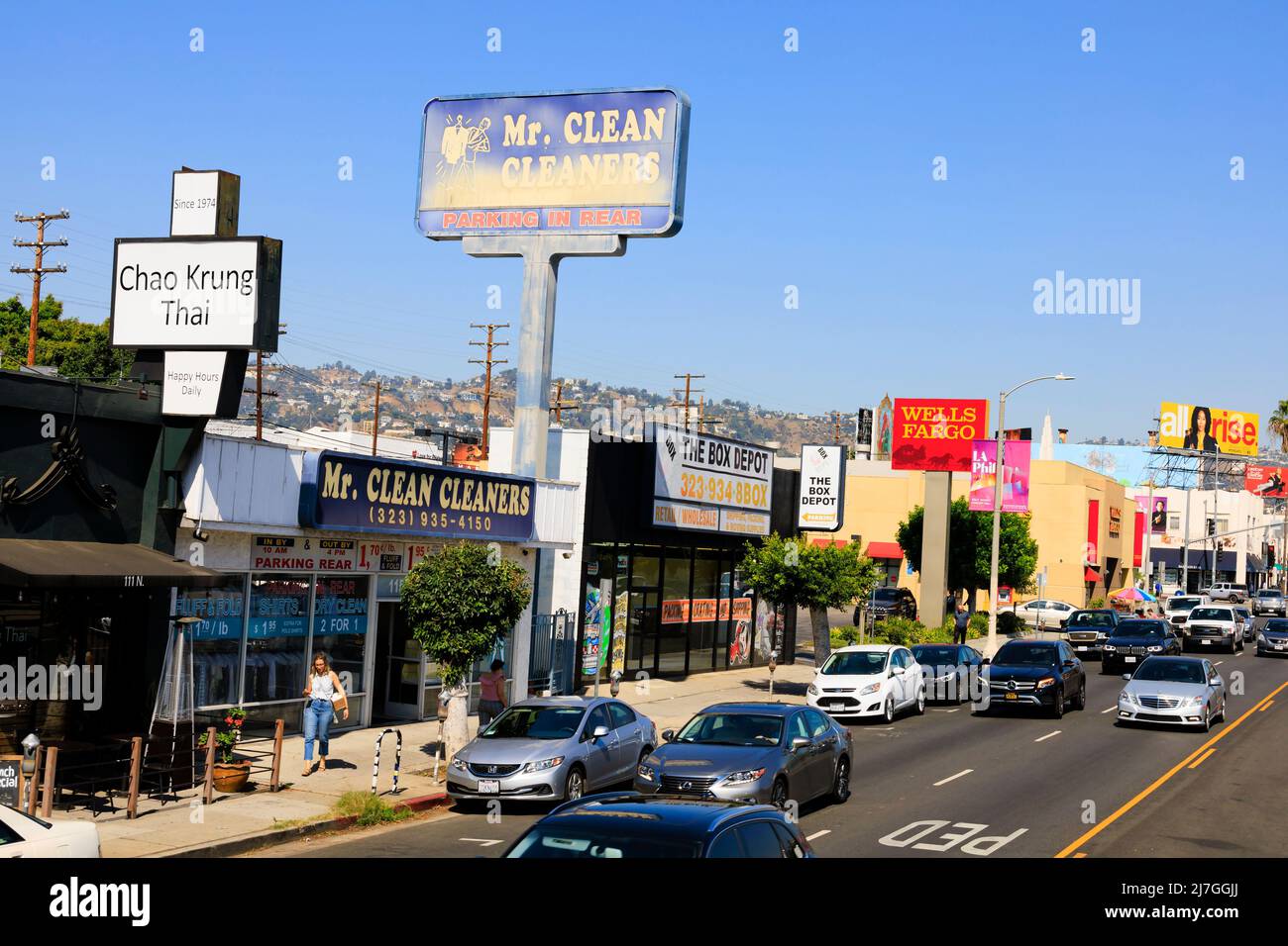 Viel Verkehr und Geschäfte auf der North Fairfax Avenue, Los Angeles, Kalifornien, USA. Chao Krung Thai, Mr Clean Cleaners, The Box Depot und Wells Fargo. Stockfoto