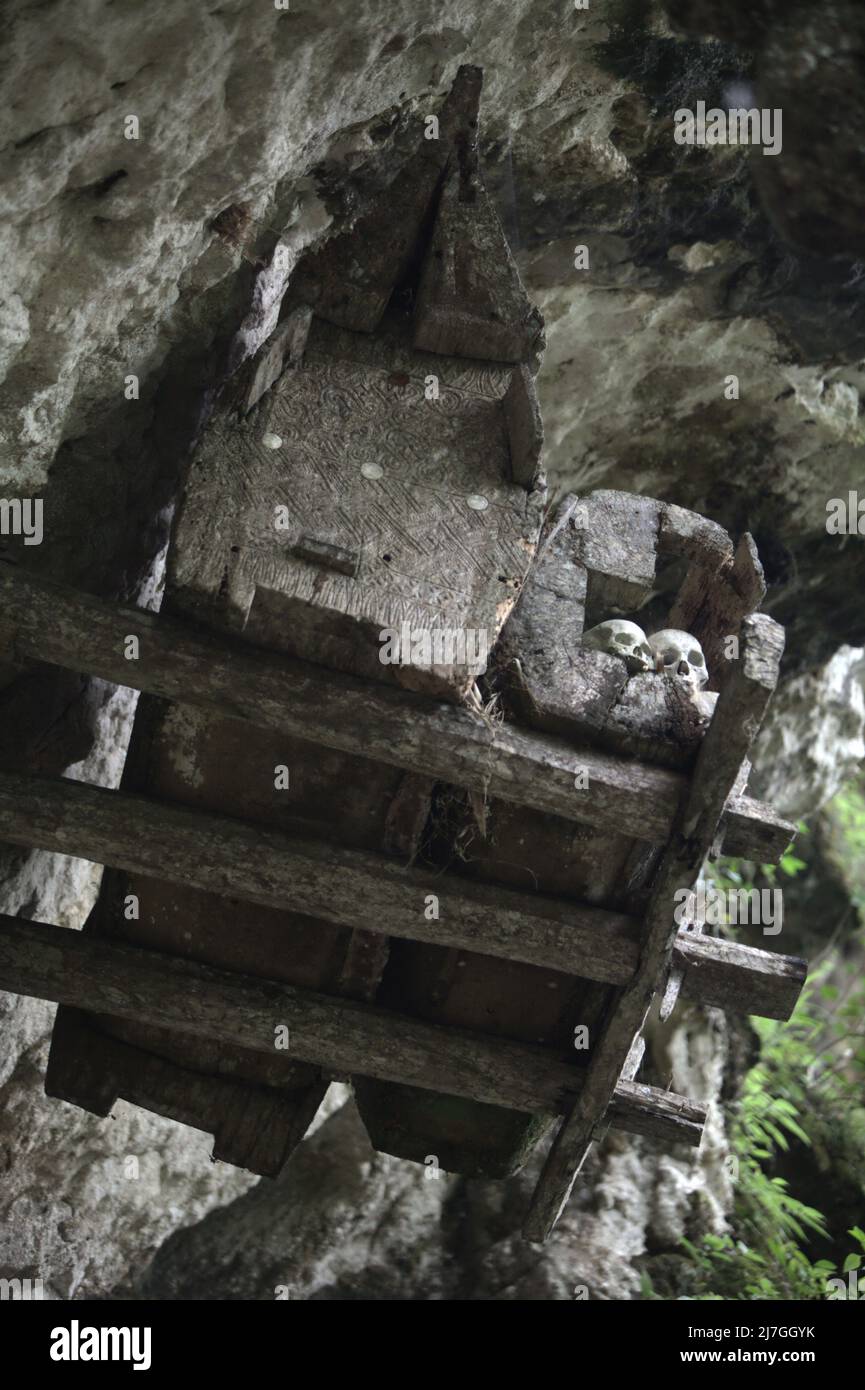 Hängender Sarkophag an einer traditionellen Grabstätte im Dorf Kete Kesu, Nord-Toraja, Süd-Sulawesi, Indonesien. Stockfoto