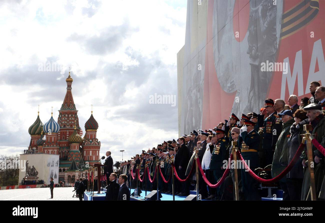 Moskau, Russland. 09.. Mai 2022. Der russische Präsident Wladimir Putin hält eine Rede während der jährlichen Militärparade zum Victory Day 77., die das Ende des Zweiten Weltkriegs auf dem Roten Platz am 9. Mai 2022 in Moskau, Russland, feiert. Quelle: Mikhail Metzel/Kremlin Pool/Alamy Live News Stockfoto