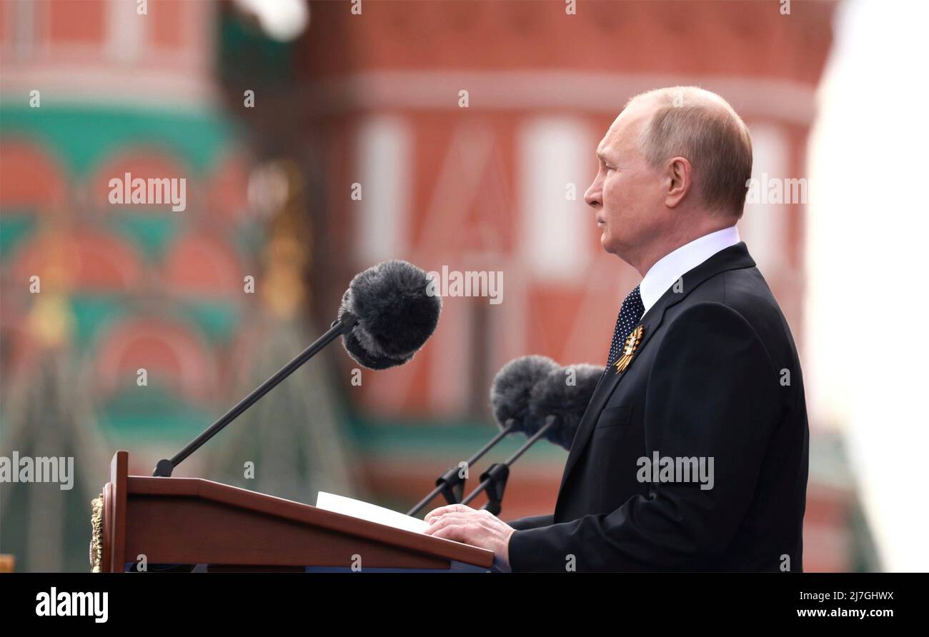 Moskau, Russland. 09.. Mai 2022. Der russische Präsident Wladimir Putin hält eine Rede während der jährlichen Militärparade zum Victory Day 77., die das Ende des Zweiten Weltkriegs auf dem Roten Platz am 9. Mai 2022 in Moskau, Russland, feiert. Quelle: Mikhail Metzel/Kremlin Pool/Alamy Live News Stockfoto