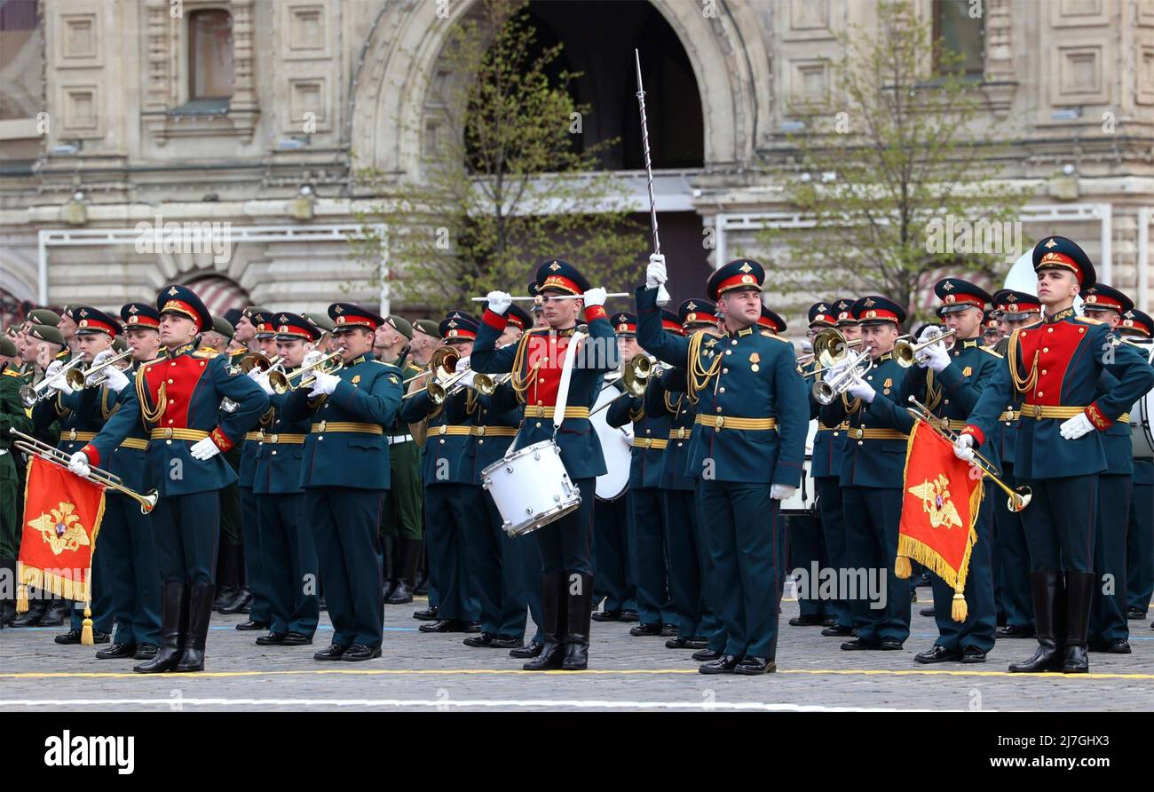 Moskau, Russland. 09.. Mai 2022. Eine russische Militärkapelle tritt während der jährlichen Militärparade zum Victory Day 77. auf, die das Ende des Zweiten Weltkriegs am Roten Platz am 9. Mai 2022 in Moskau, Russland, feiert. Quelle: Mikhail Metzel/Kremlin Pool/Alamy Live News Stockfoto
