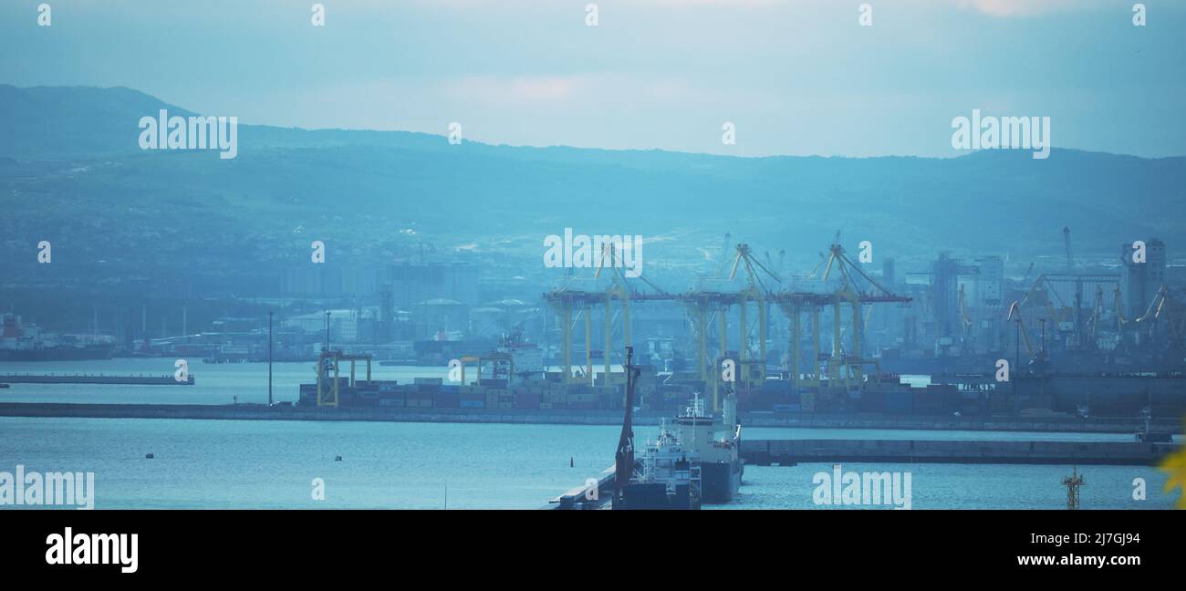 Seehafen mit Frachtkranen. Internationaler Frachthafen in Noworossijsk in blauer Farbe. Stockfoto