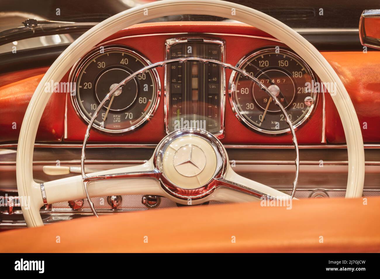 Essen, 23. März 2022: Interieur eines klassischen roten Mercedes SL Pagode Cabriolets in Essen Stockfoto