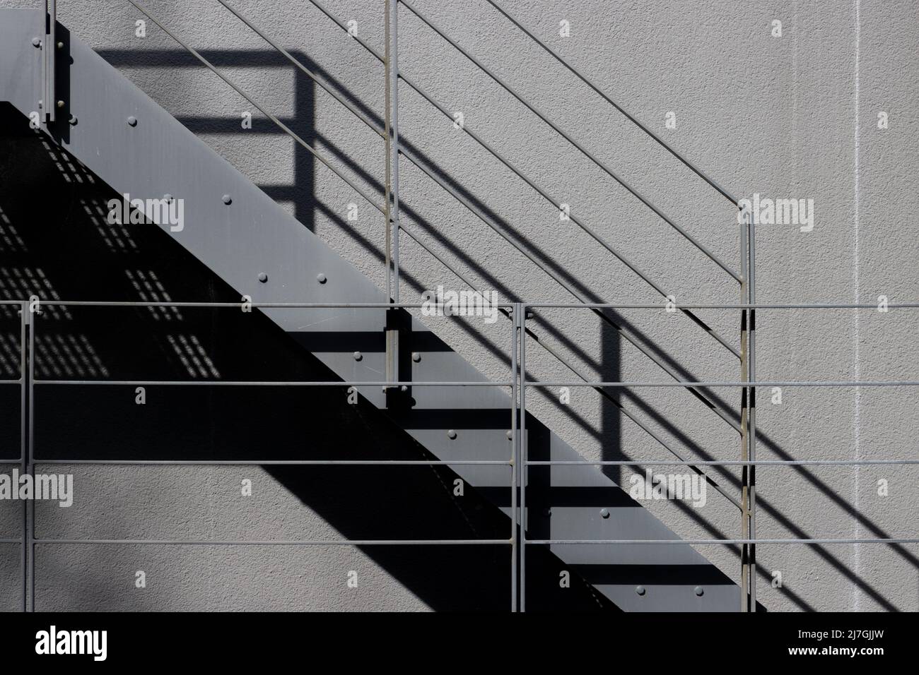 Stahltreppe vor einer Wand Stockfoto