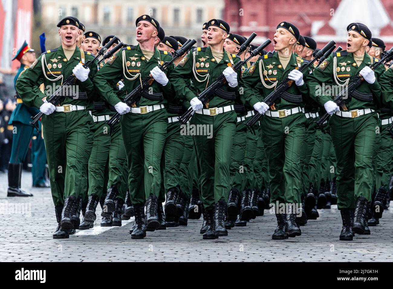 Moskau, Russland. 9.. Mai 2022. Militärangehöriger marschieren während der Militärparade zum Tag des Sieges zum 77.. Jahrestag des Sieges im Großen Vaterländischen Krieg auf dem Roten Platz in Moskau, Russland, am 9. Mai 2022. Quelle: Bai Xueqi/Xinhua/Alamy Live News Stockfoto